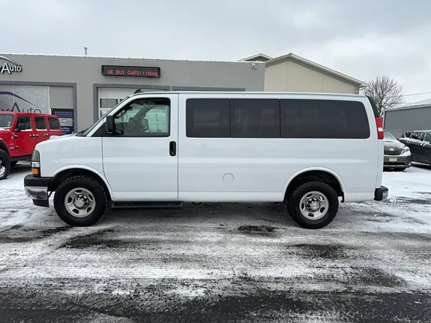 2018 Chevrolet Express LT photo 1