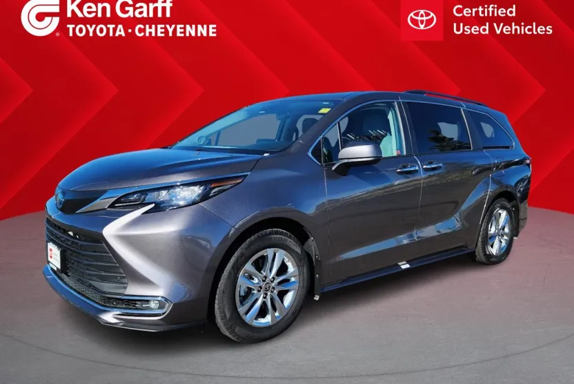 2022 Toyota Sienna XLE photo 1