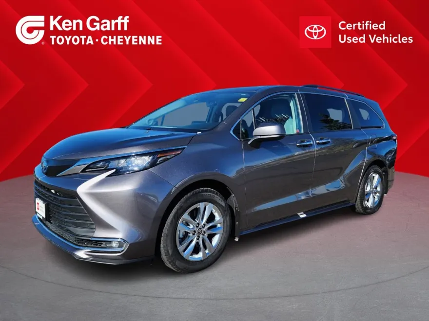 2022 Toyota Sienna XLE photo 1