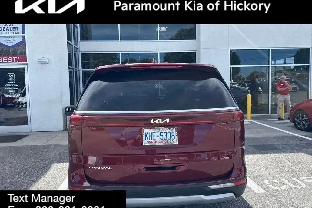 2023 Kia Carnival LX photo 1