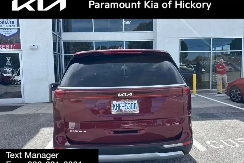 2023 Kia Carnival LX photo 1