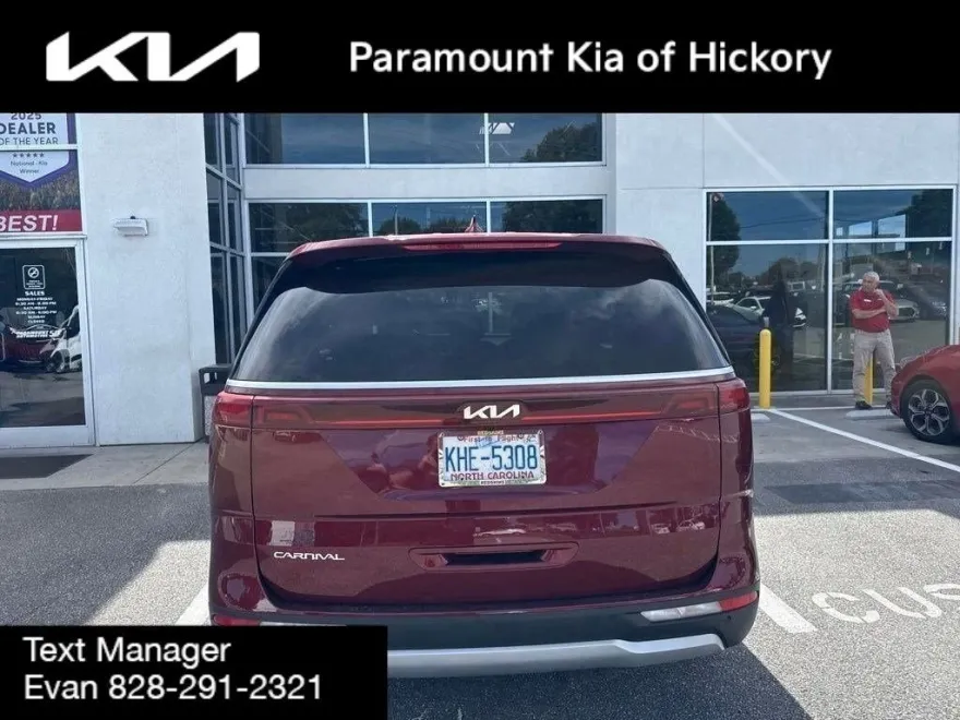 2023 Kia Carnival LX photo 1