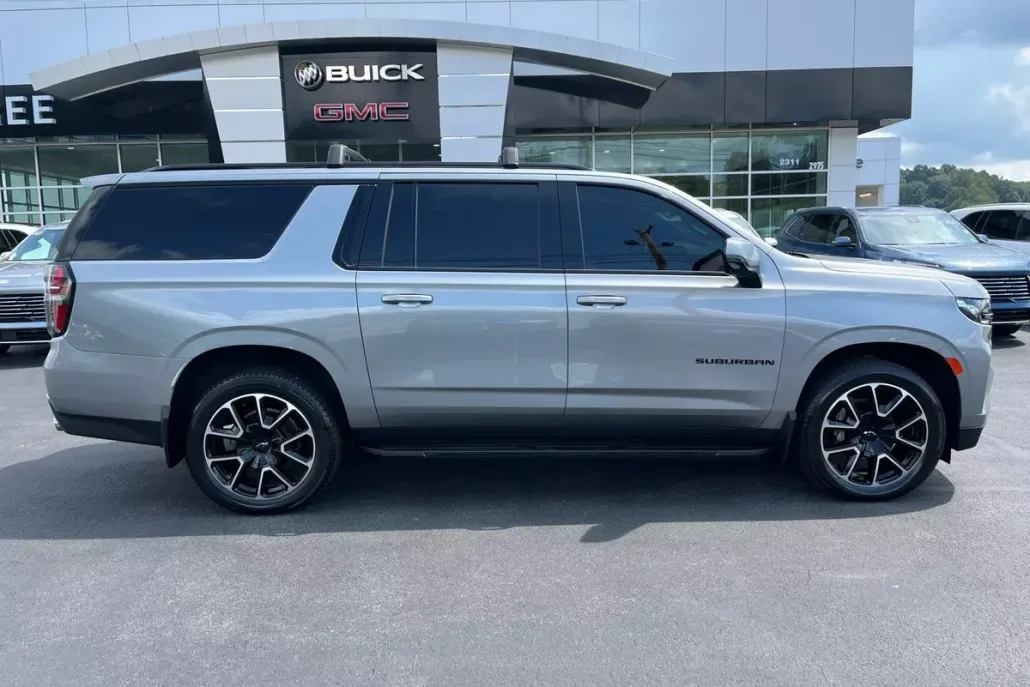 2023 Chevrolet Suburban RST photo 1