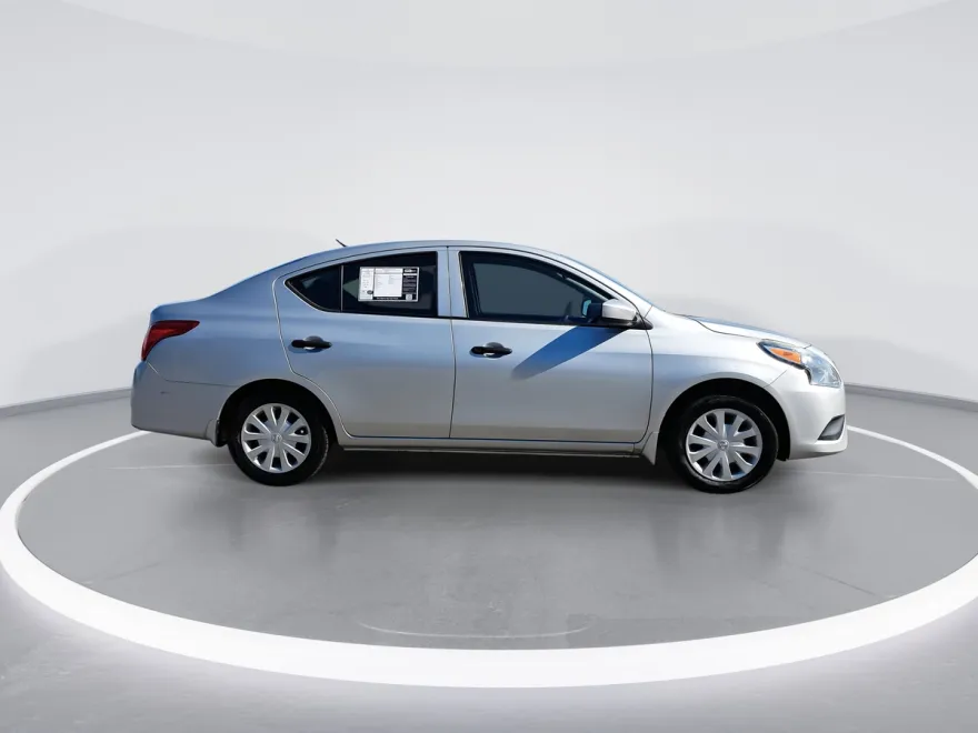 2016 Nissan Versa 1.6 S photo 1