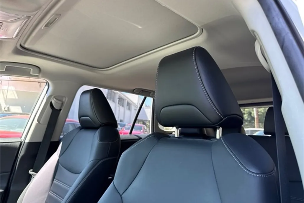 2022 Toyota RAV4 Hybrid XLE Premium photo 1