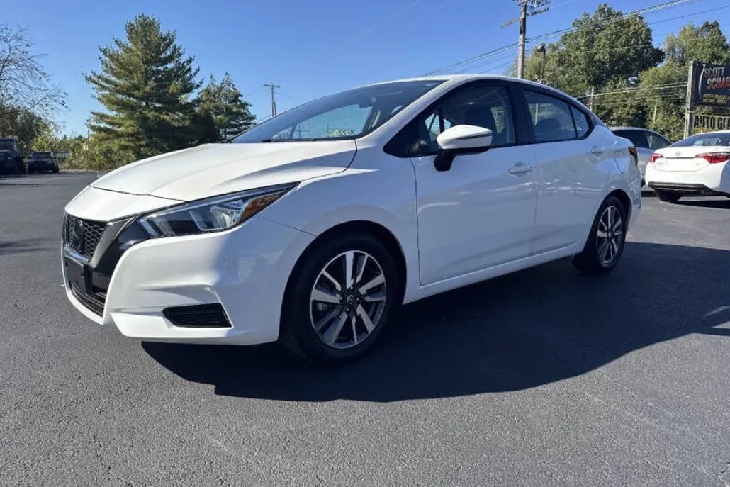 2020 Nissan Versa SV photo 1