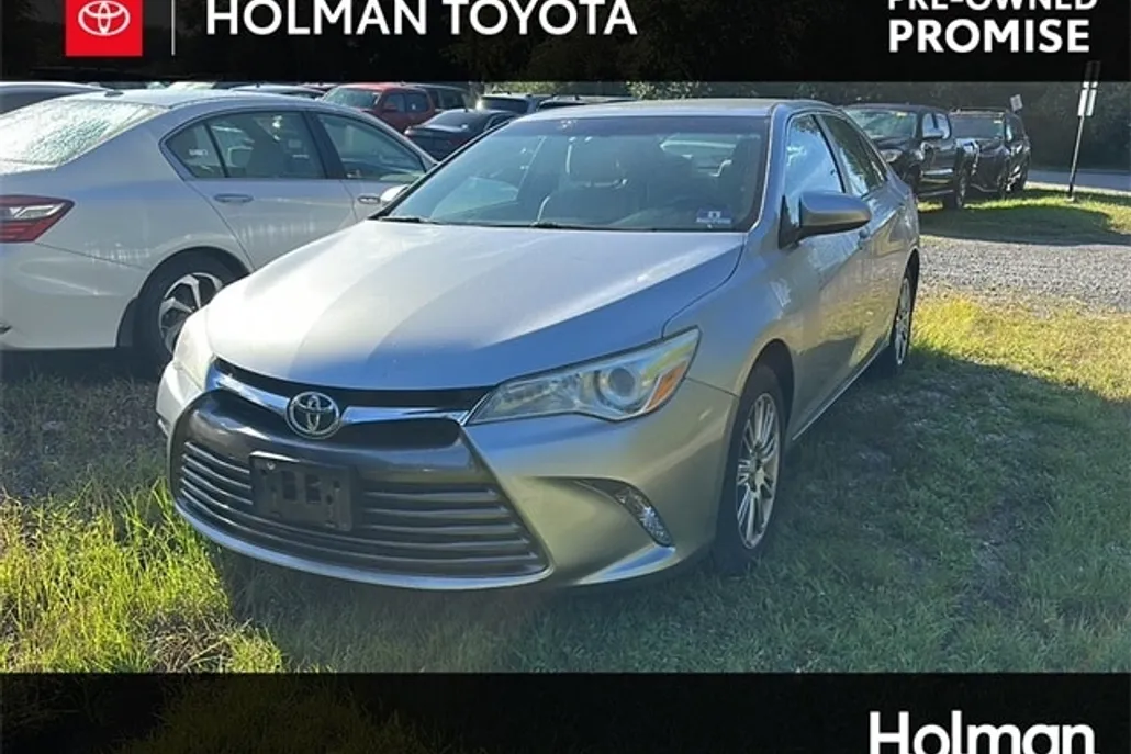 2015 Toyota Camry LE photo 1