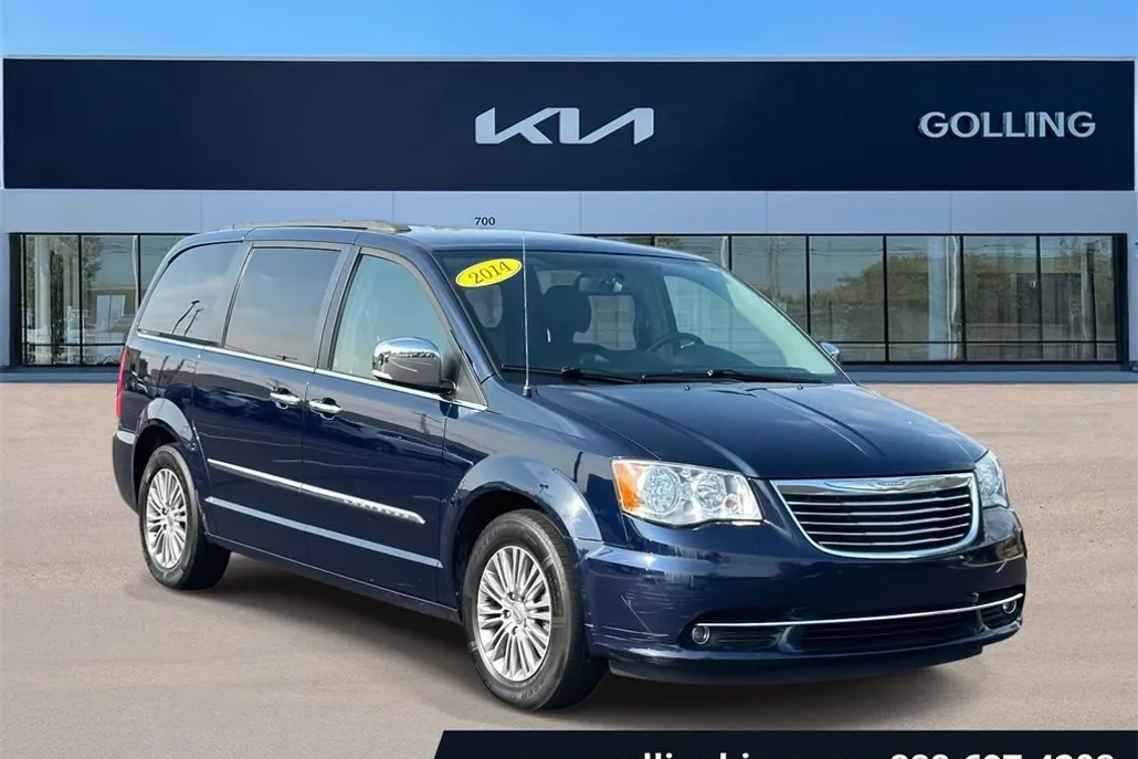 2014 Chrysler Town & Country photo 1