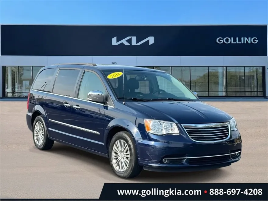 2014 Chrysler Town & Country photo 1