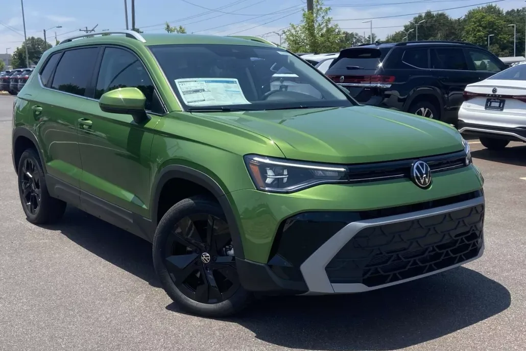 2025 Volkswagen Taos SE photo 1