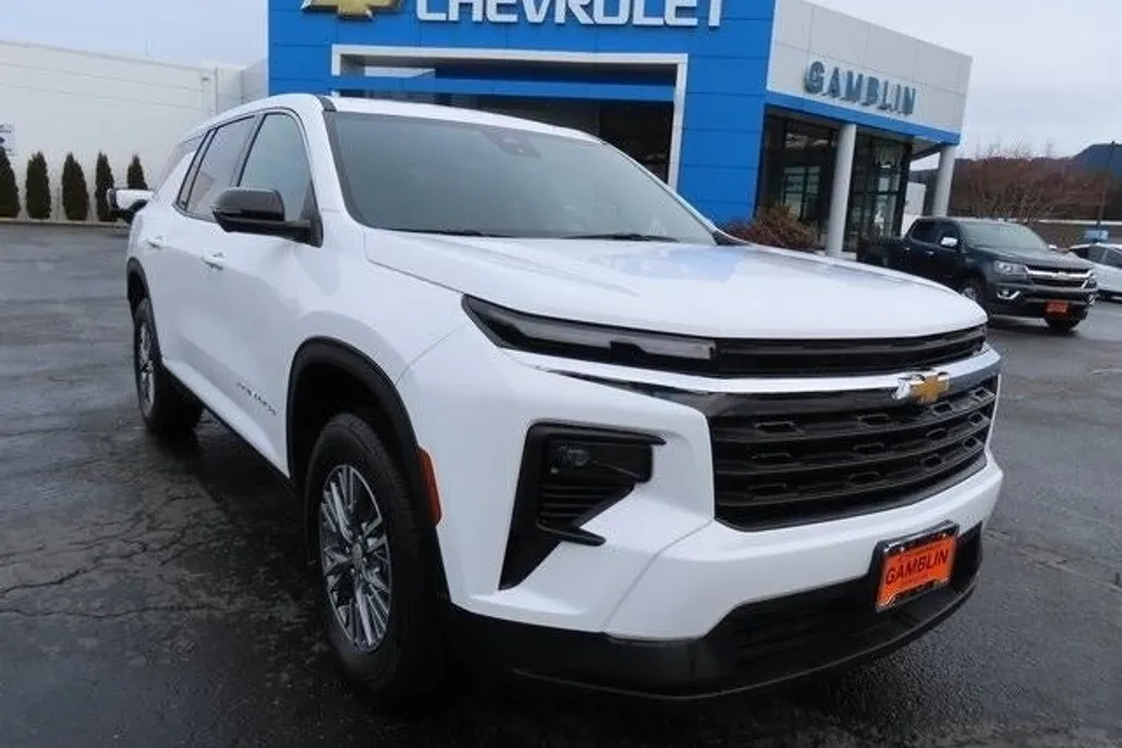 2024 Chevrolet Traverse LS photo 1