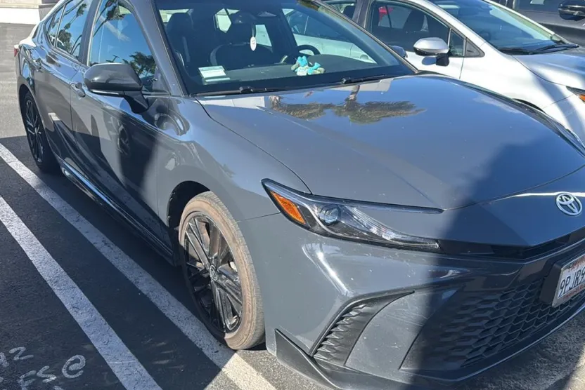 2025 Toyota Camry SE photo 1