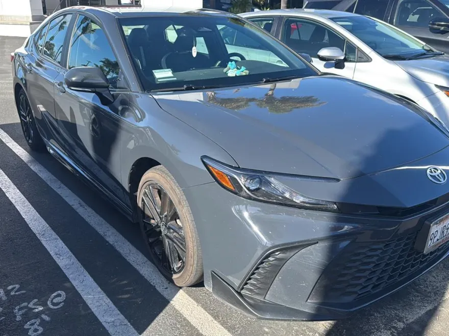 2025 Toyota Camry SE photo 1
