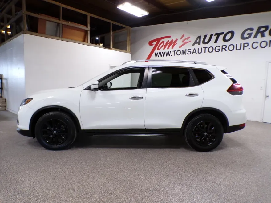 2018 Nissan Rogue SV photo 1