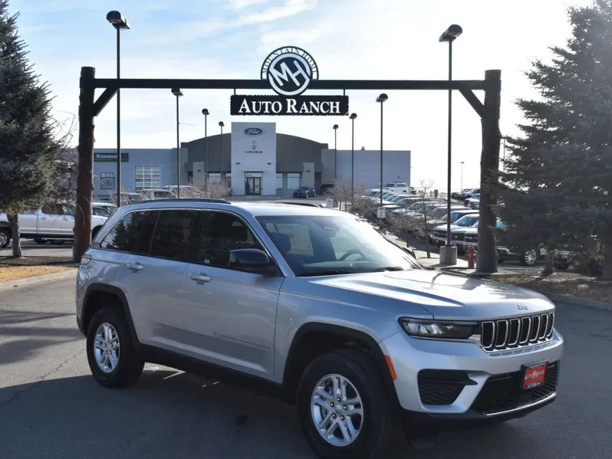 2025 Jeep Grand Cherokee Laredo photo 1