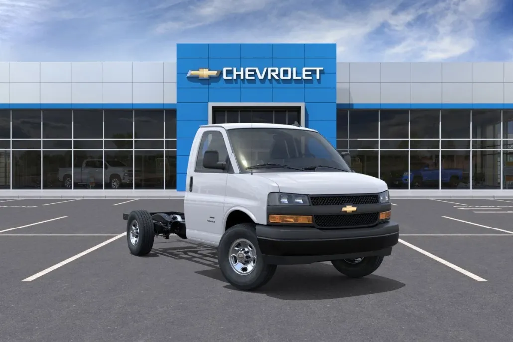 2025 Chevrolet Express Cutaway 3500 photo 1
