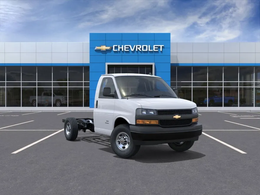 2025 Chevrolet Express Cutaway 3500 photo 1