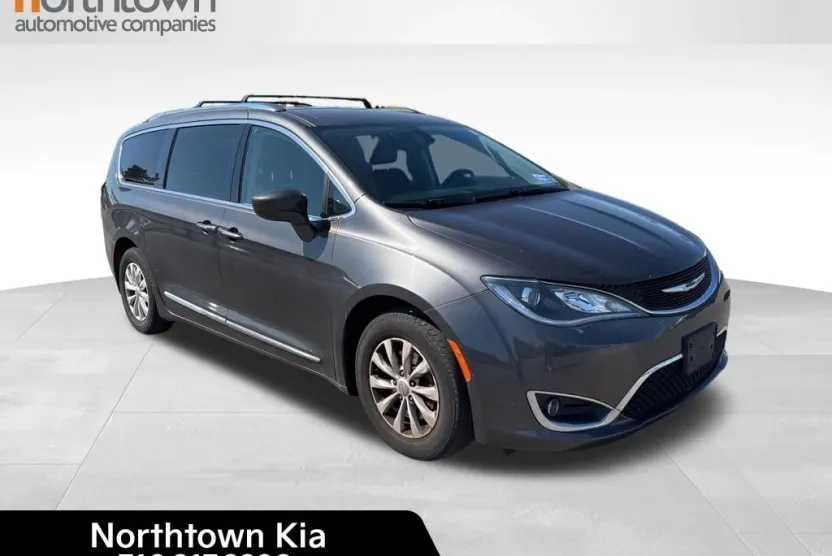 2018 Chrysler Pacifica Touring L photo 1