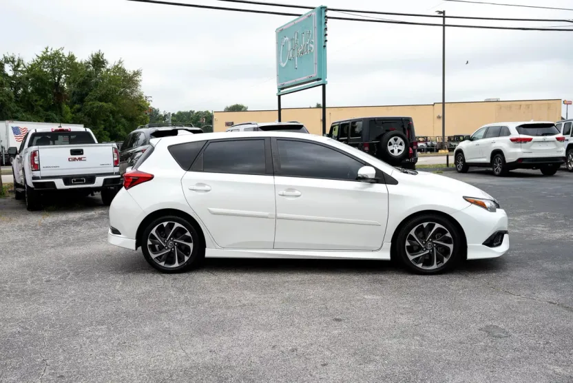 2017 Toyota Corolla iM photo 1