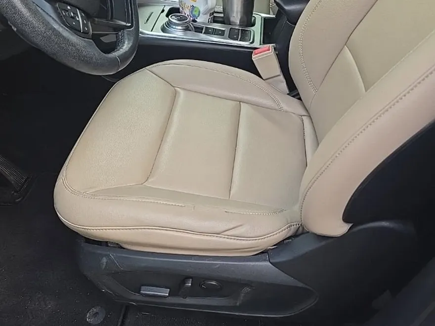2020 Ford Explorer XLT photo 1