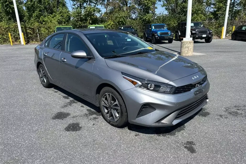 2023 Kia Forte LXS photo 1