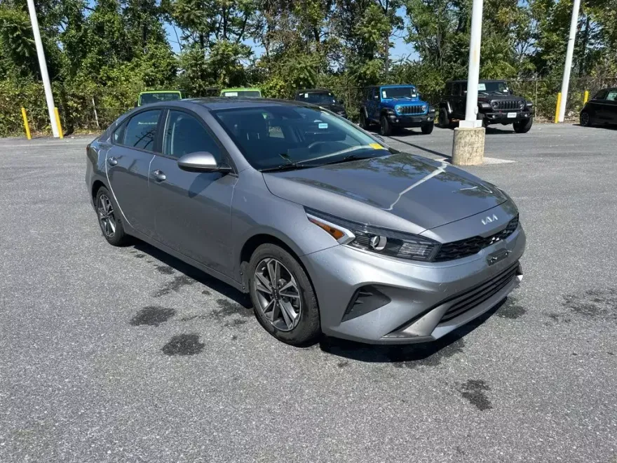 2023 Kia Forte LXS photo 1