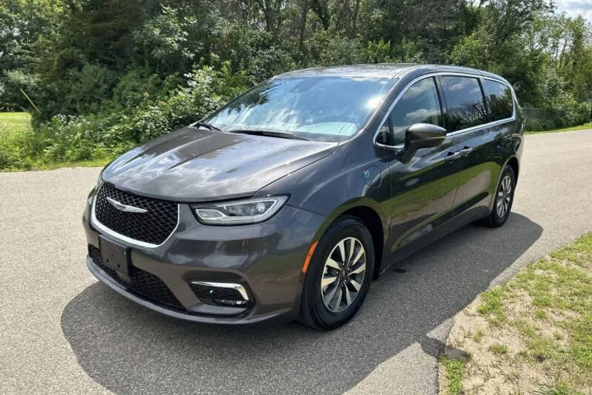 2023 Chrysler Pacifica Hybrid Touring L photo 1