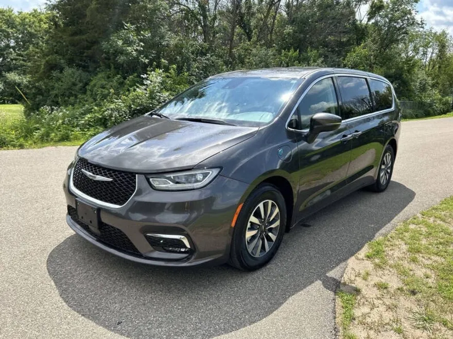 2023 Chrysler Pacifica Hybrid Touring L photo 1