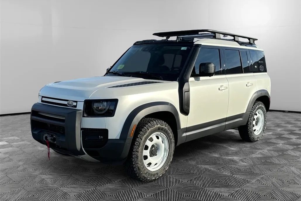 2024 Land Rover Defender 110 photo 1