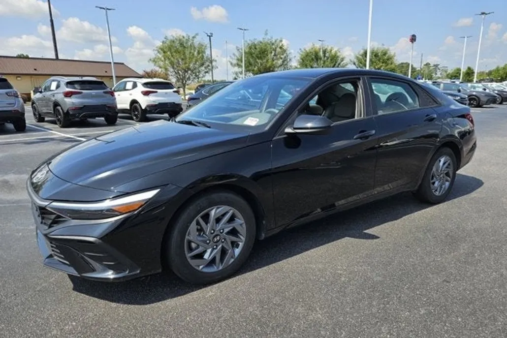 2024 Hyundai Elantra SEL photo 1