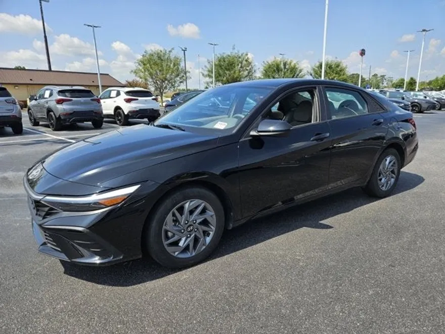 2024 Hyundai Elantra SEL photo 1