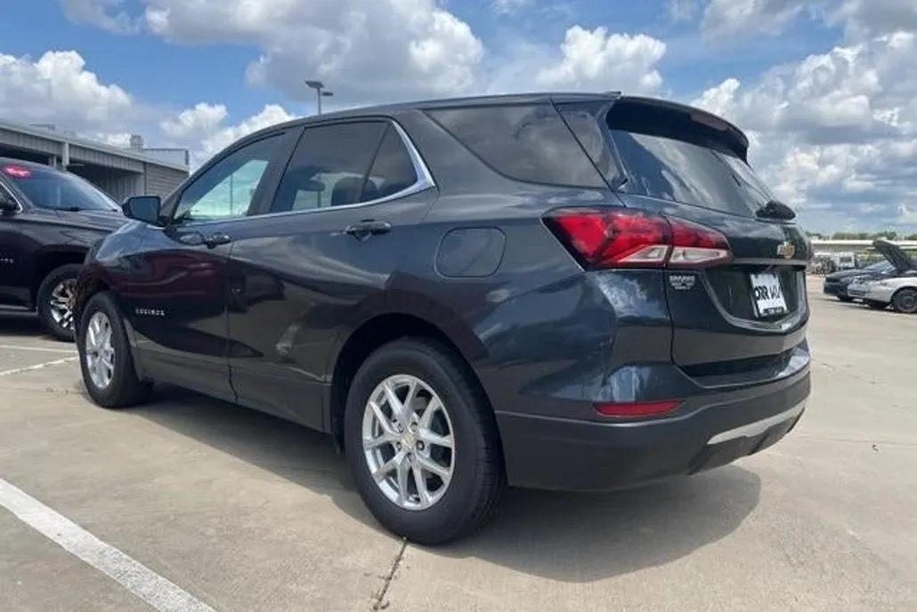 2023 Chevrolet Equinox LT photo 1