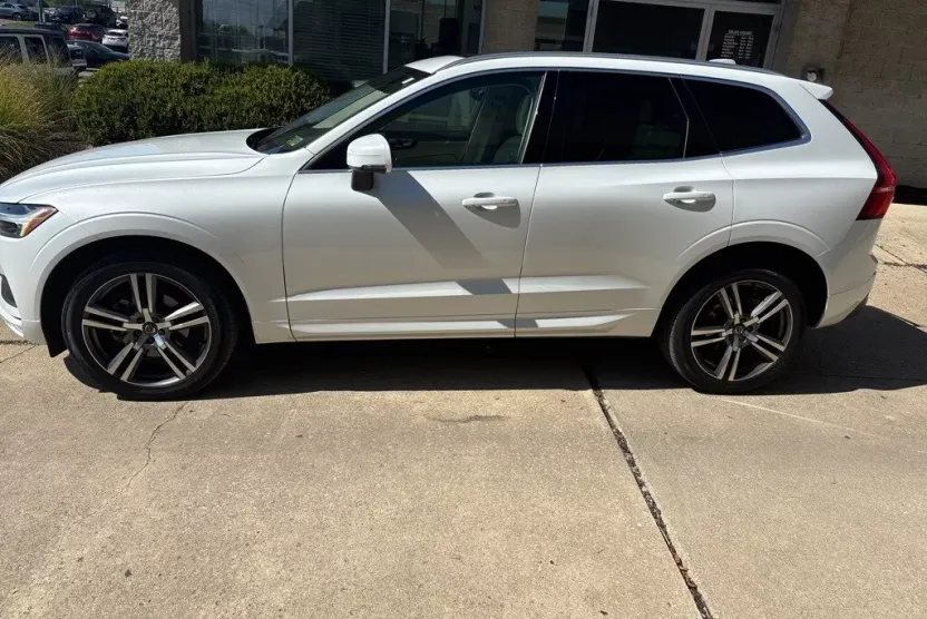 2021 Volvo XC60 T5 Momentum photo 1