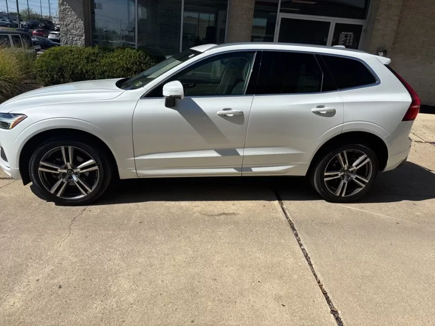 2021 Volvo XC60 T5 Momentum photo 1