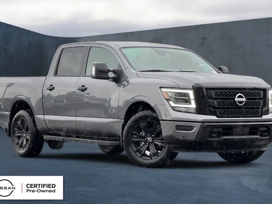2023 Nissan Titan LE photo 1