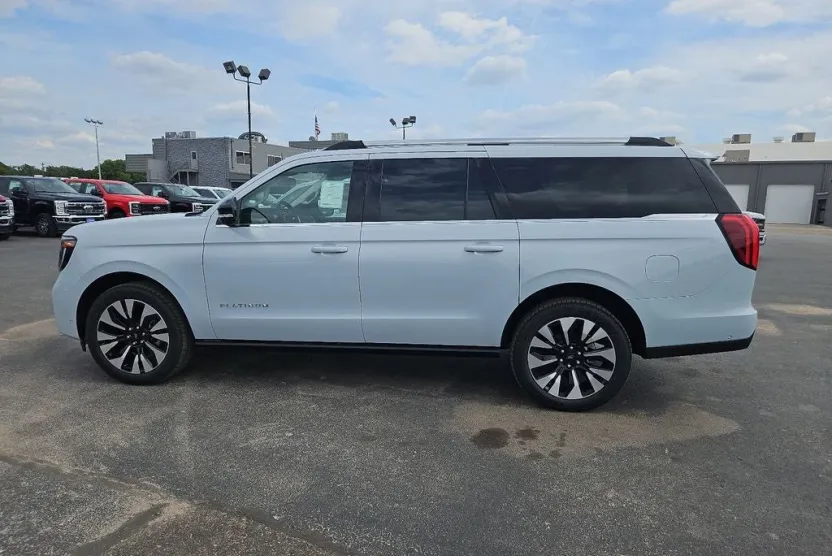2025 Ford Expedition MAX Platinum photo 1