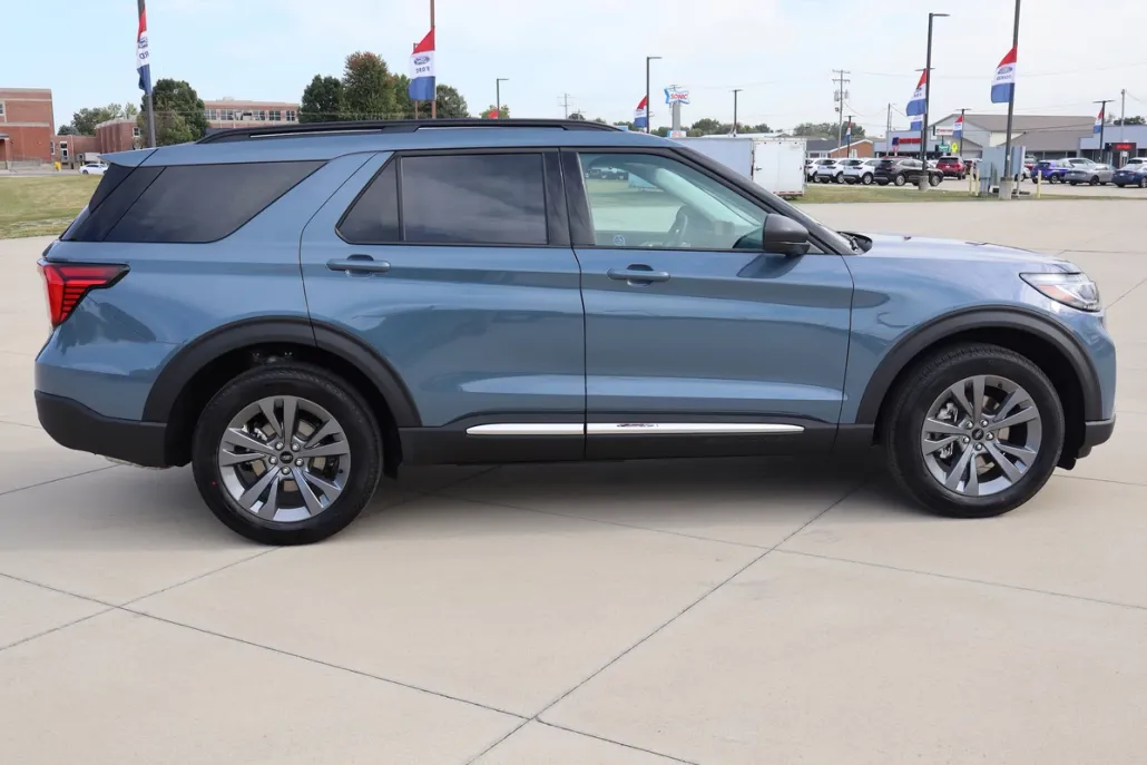 2025 Ford Explorer photo 1
