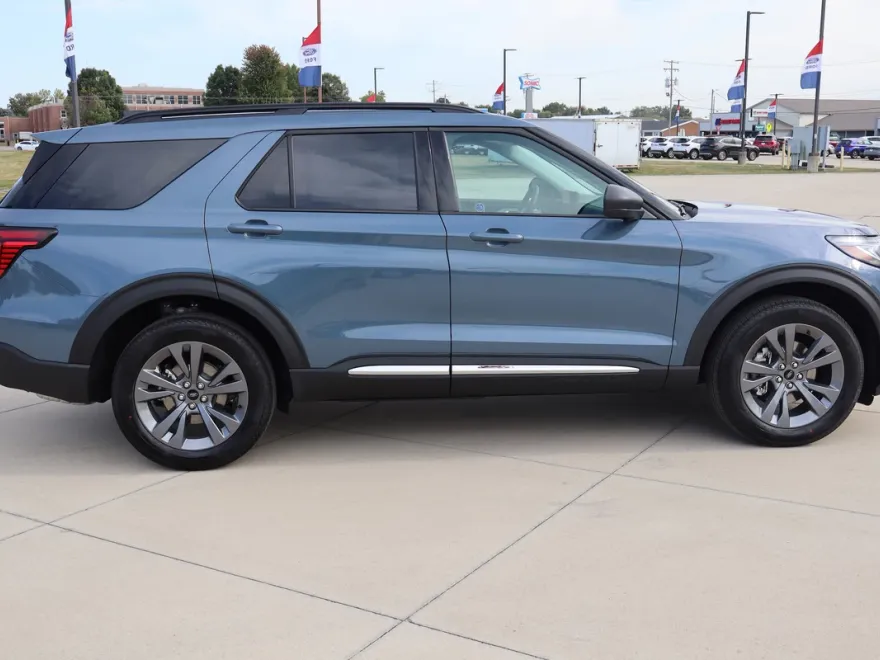 2025 Ford Explorer photo 1