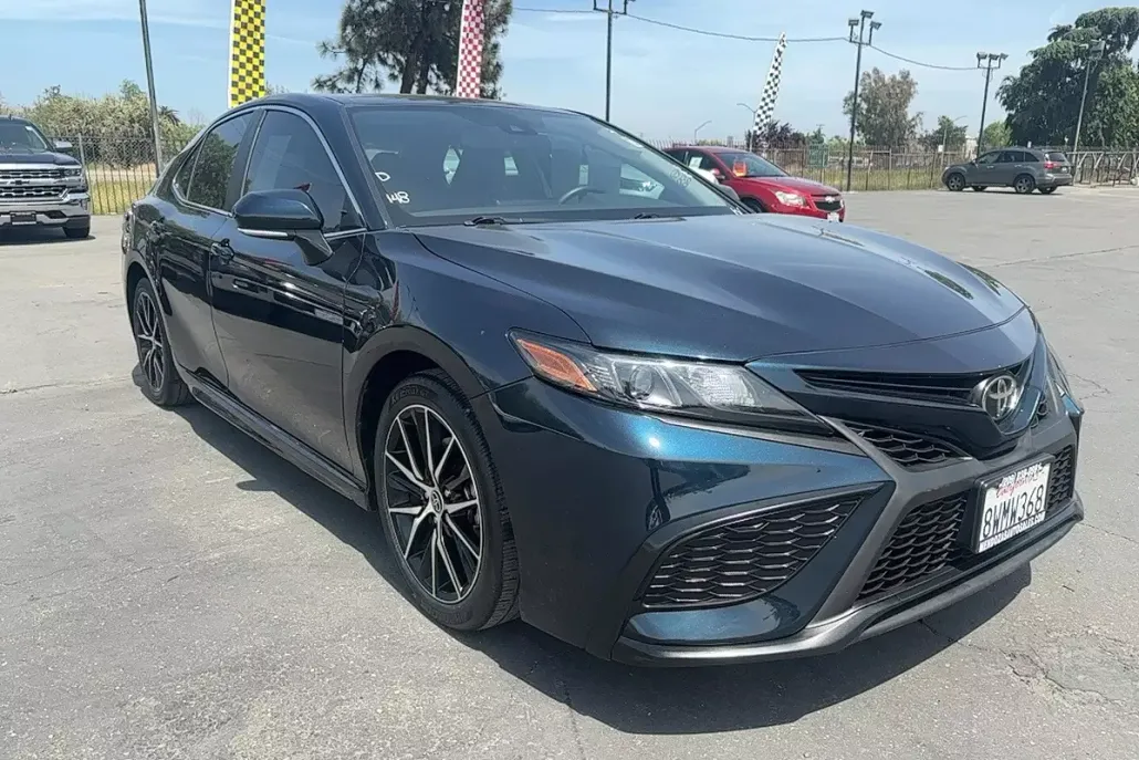 2021 Toyota Camry SE photo 1