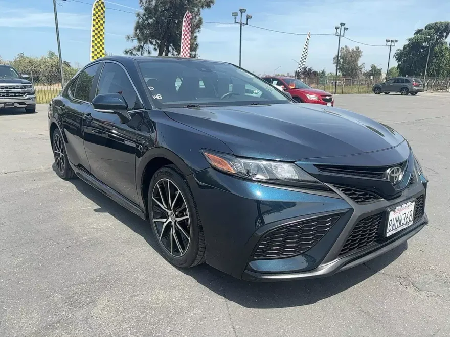2021 Toyota Camry SE photo 1