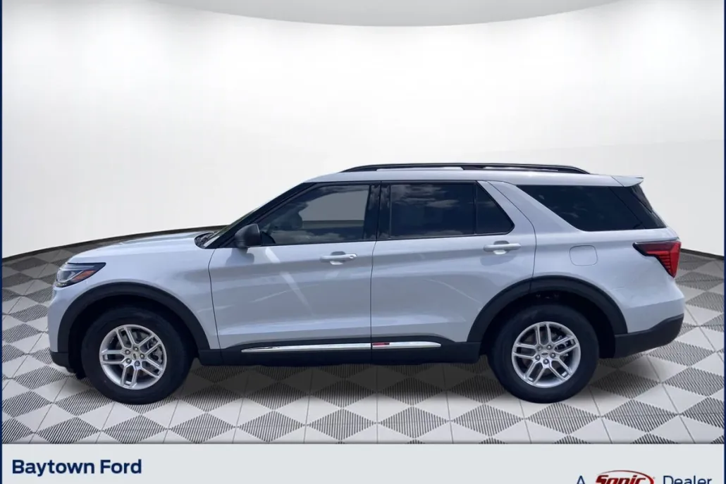 2025 Ford Explorer photo 1