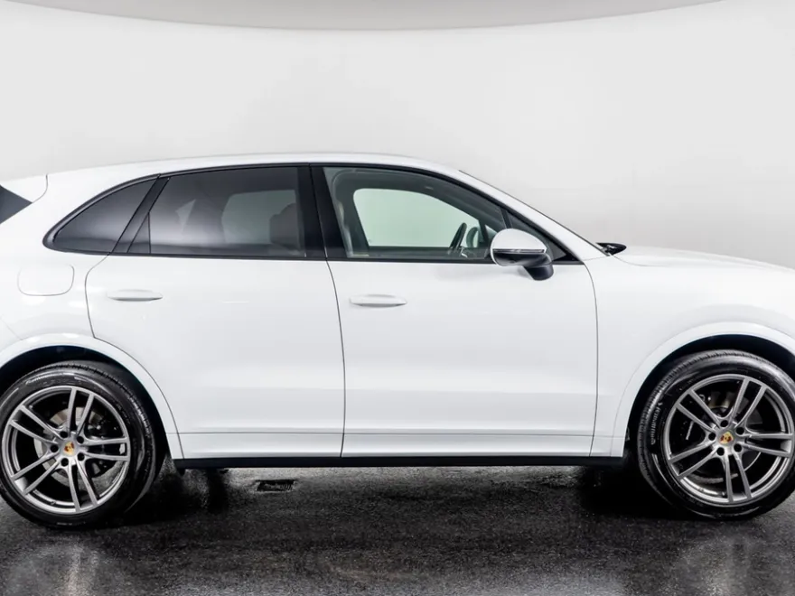 2022 Porsche Cayenne S photo 1
