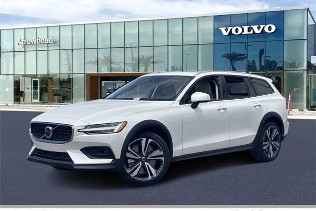 2025 Volvo V60 Cross Country B5 Plus photo 1
