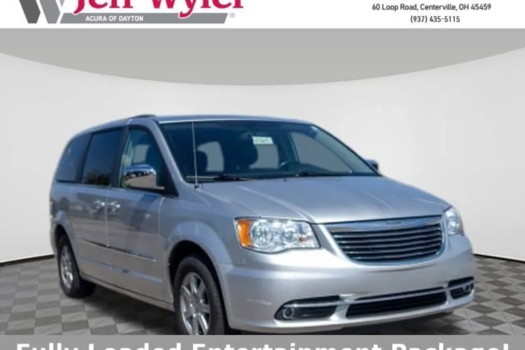 2011 Chrysler Town & Country photo 1