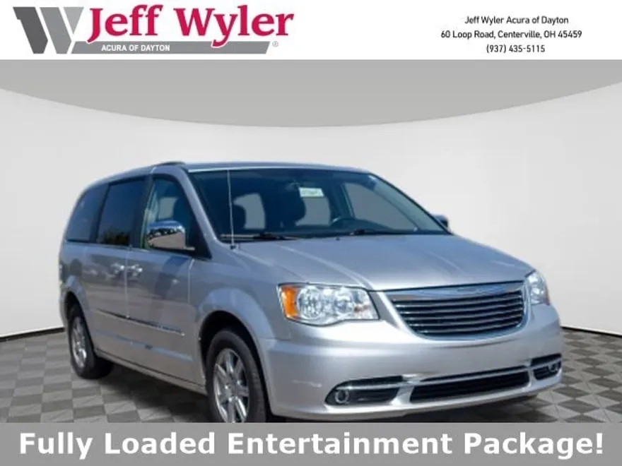 2011 Chrysler Town & Country photo 1