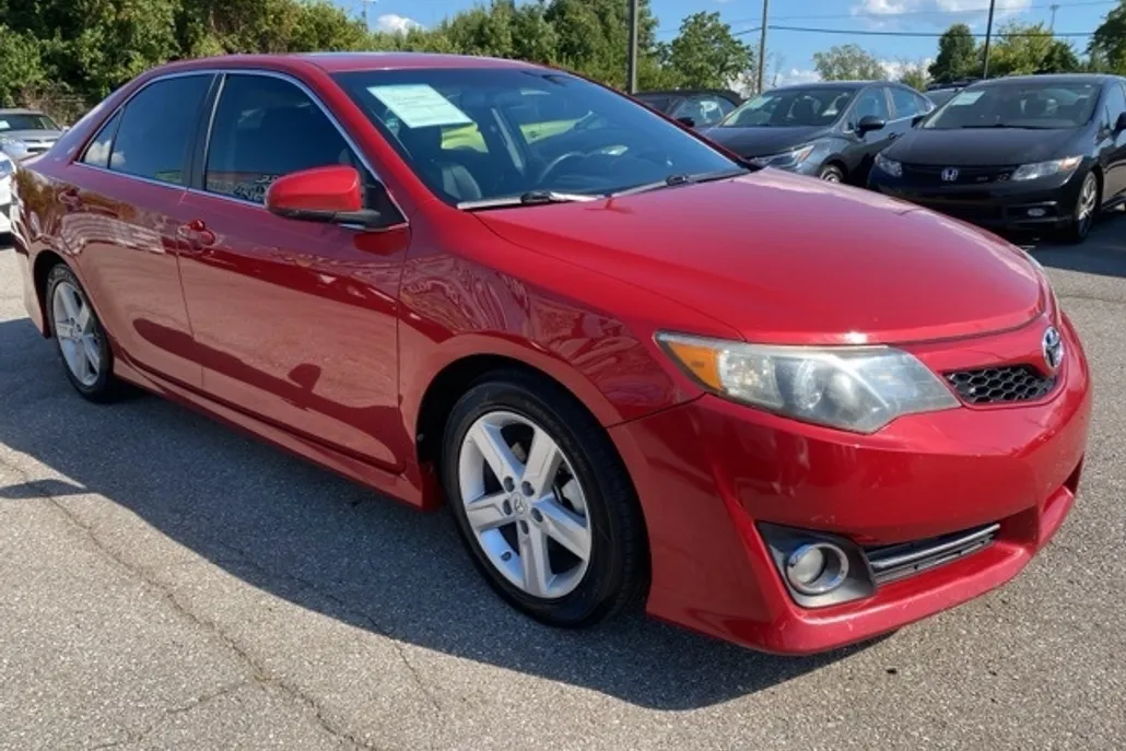2012 Toyota Camry SE photo 1