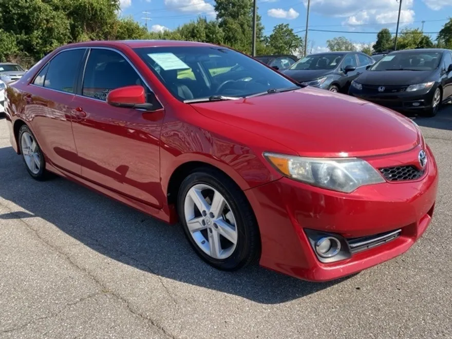 2012 Toyota Camry SE photo 1