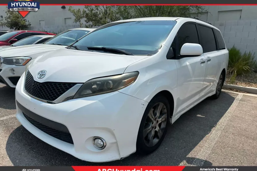2015 Toyota Sienna SE photo 1