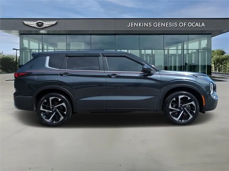 2024 Mitsubishi Outlander SE photo 1