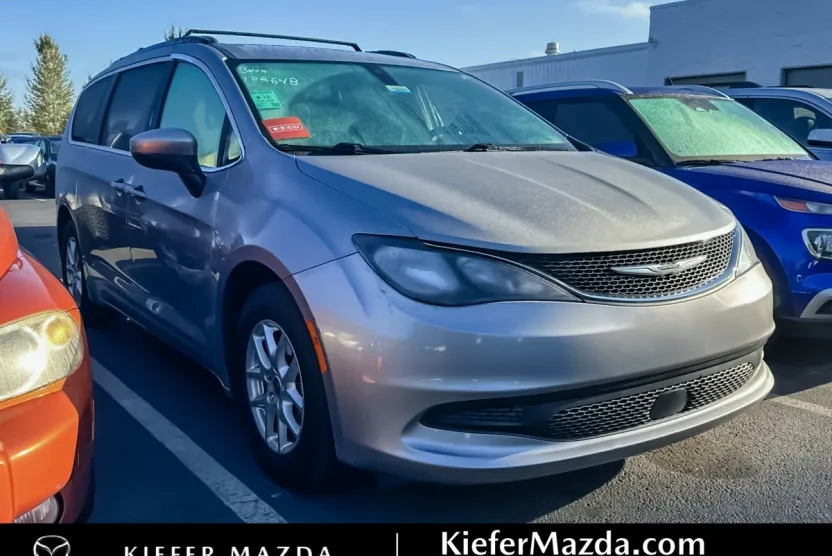 2021 Chrysler Voyager LXi photo 1